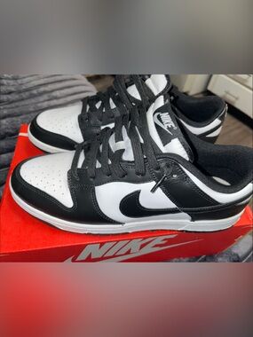 Nike nwt nib panda dunk sz.11 black  White Low-Top Sneakers with Contrast Swoosh